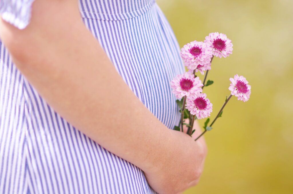 pregnant women holding flowers